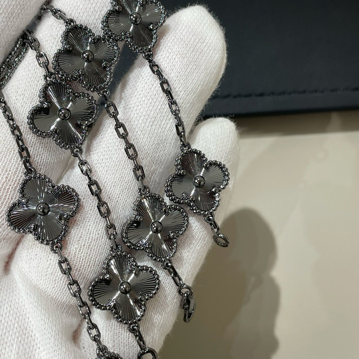 [GALE]CLOVER 5 MOTIF BLACK BRACELET