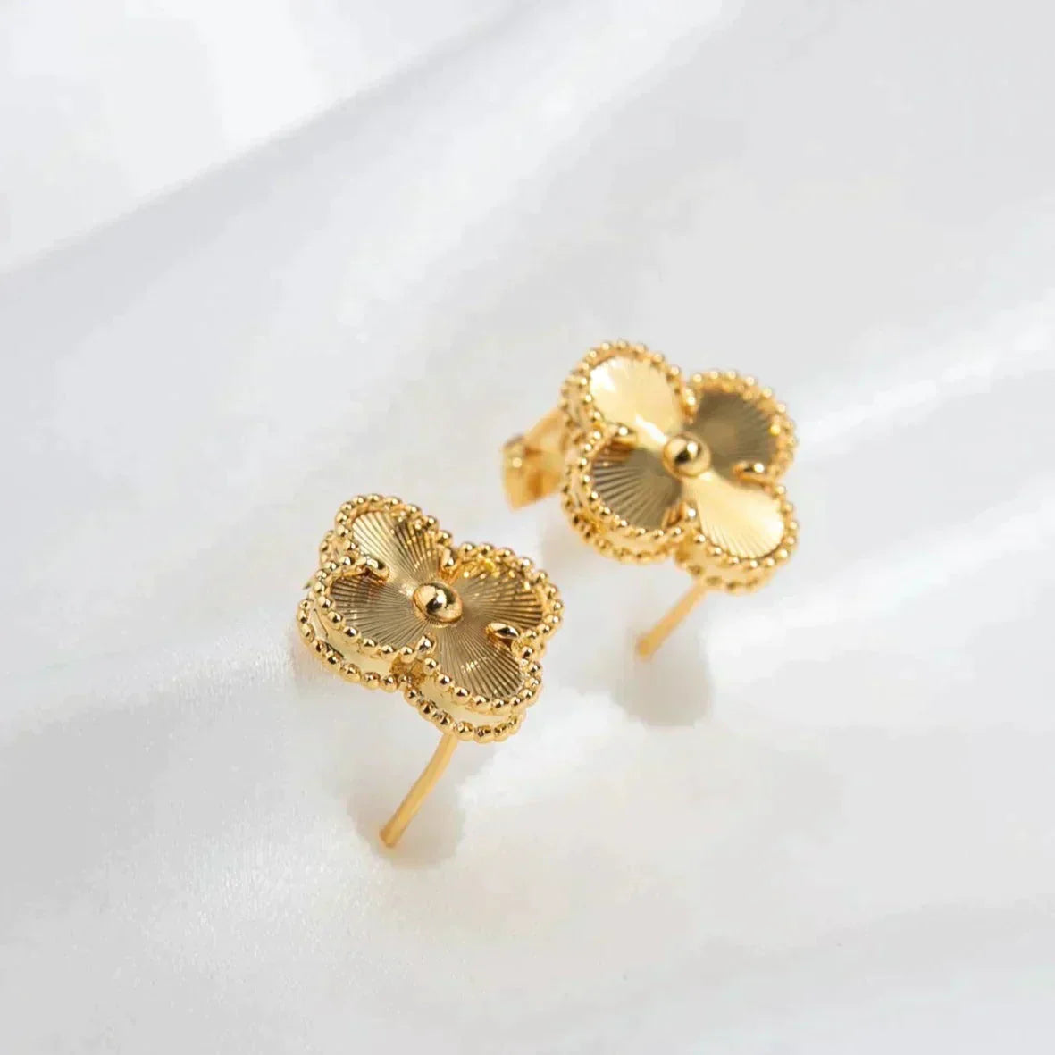 [GALE]CLOVER MEDIUM 1 MOTIFS LASER EARRINGS