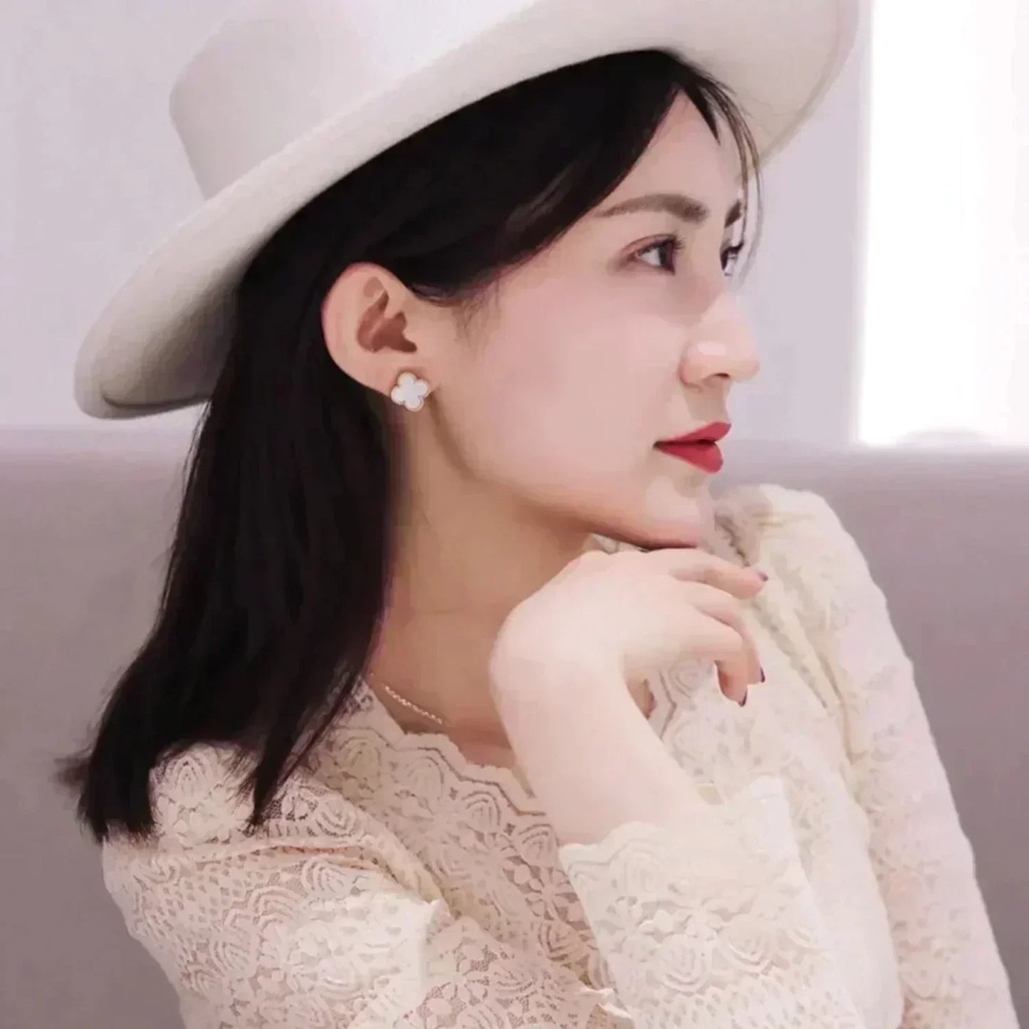 [GALE]CLOVER MEDIUM 1 MOTIFS  WHITE MOP STUD EARRINGS