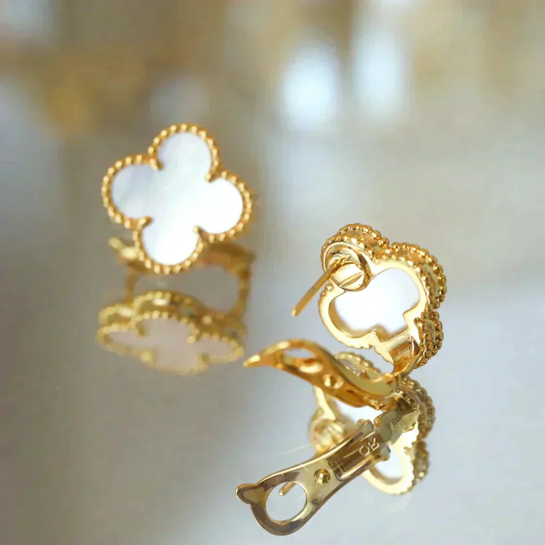 [GALE]CLOVER MEDIUM 1 MOTIFS  WHITE MOP STUD EARRINGS