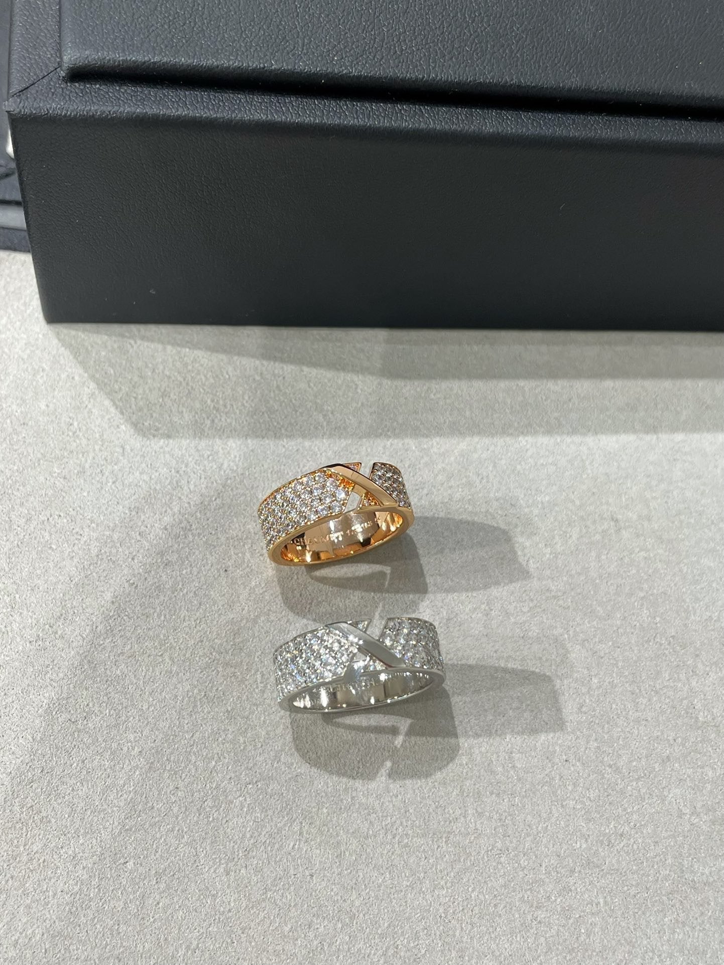 [GALE]LIENS EVIDENCE  DIAMOND PAVED RING