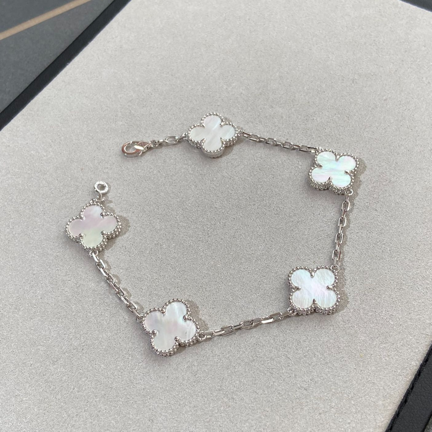 [GALE]CLOVER WHITE PEARL MOP 5 MOTIF BRACELET COLLECTION