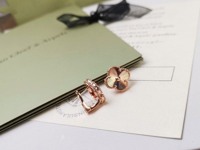 [GALE]CLOVER MEDIUM STUD EARRINGS