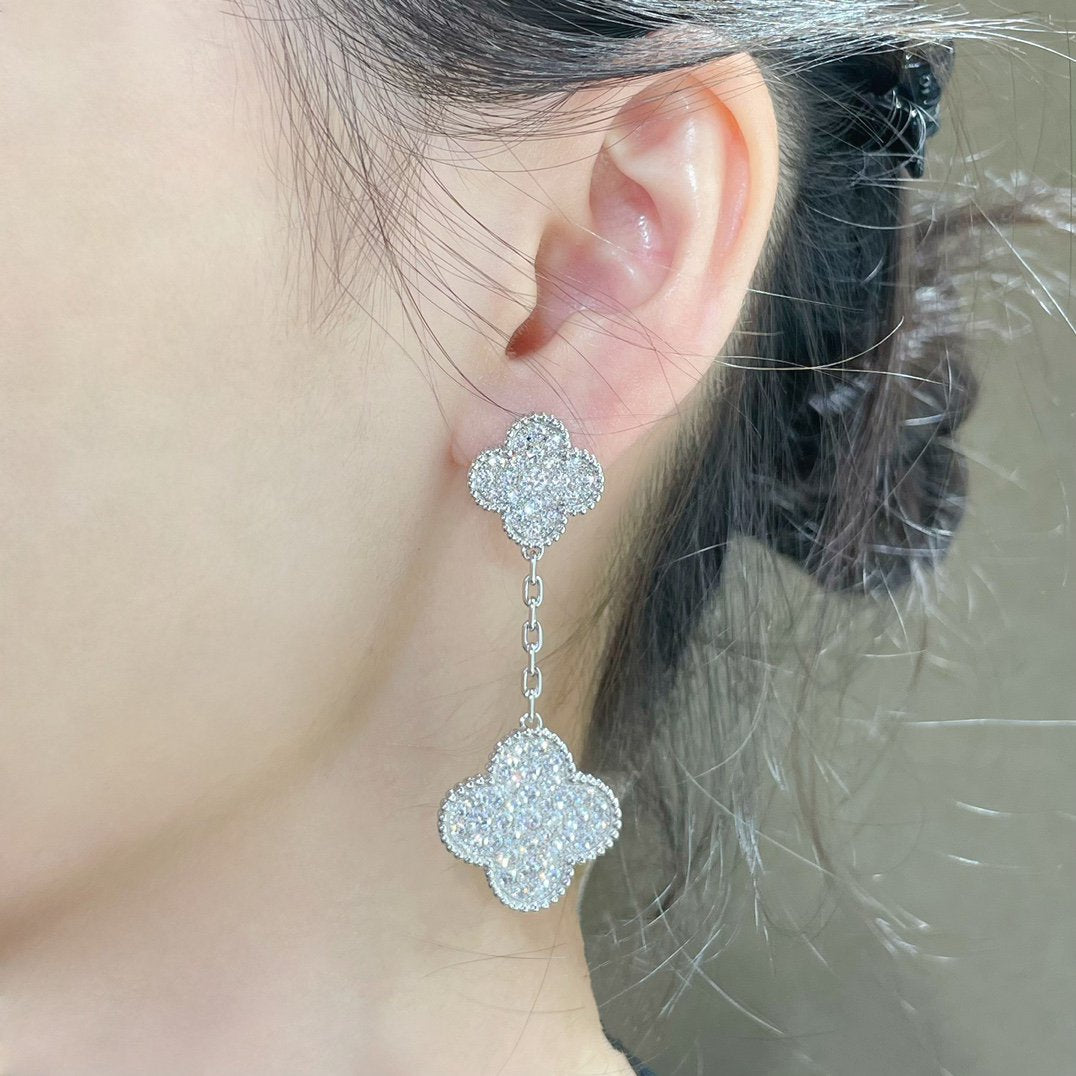 [NOVO] KLEE-OHRRINGE AUS SILBER MIT DIAMANTENBESETZUNG UND 2 MOTIVEN