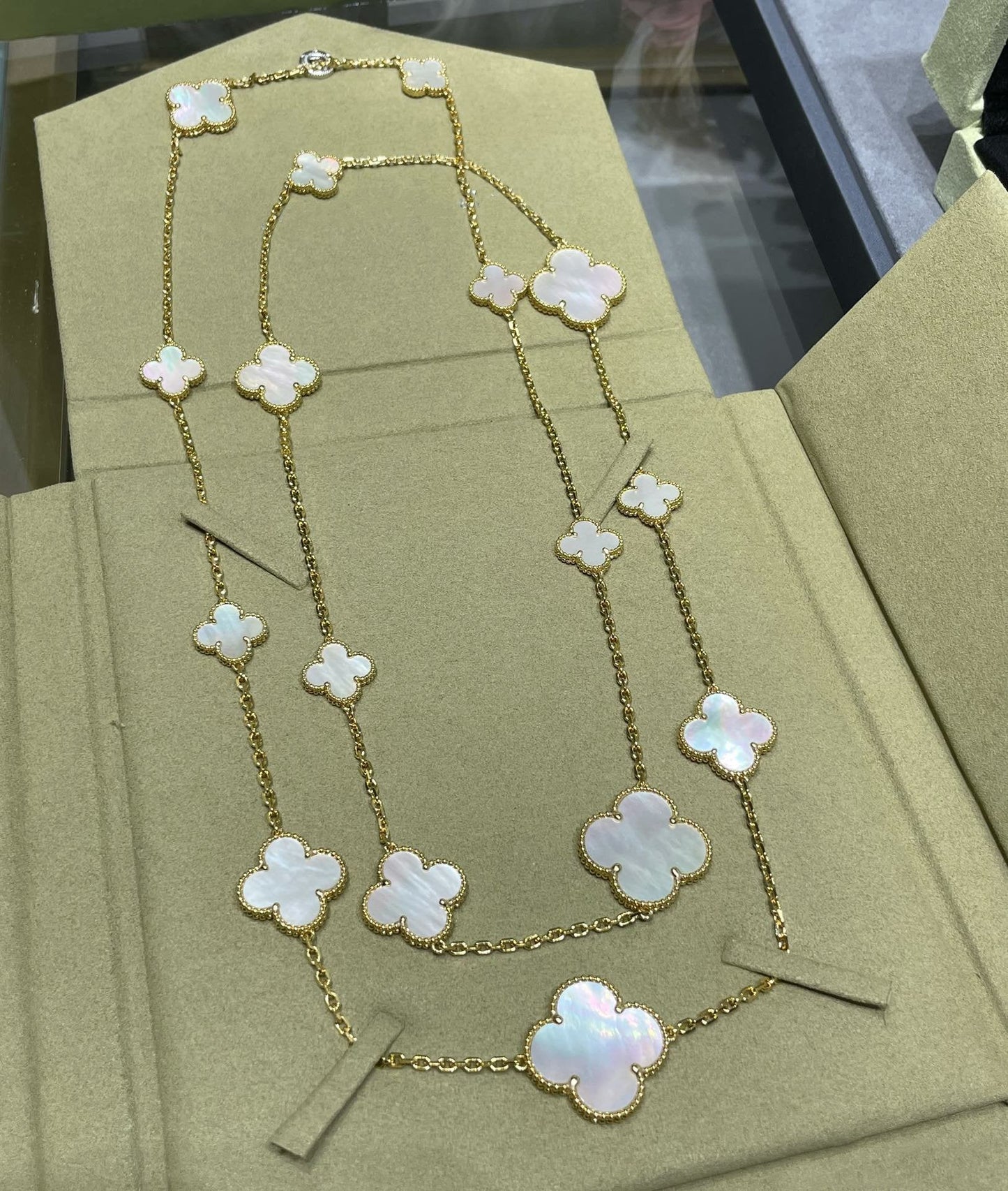 [GALE]CLOVER 16 MOTIF WHITE MOP GOLD NECKLACE