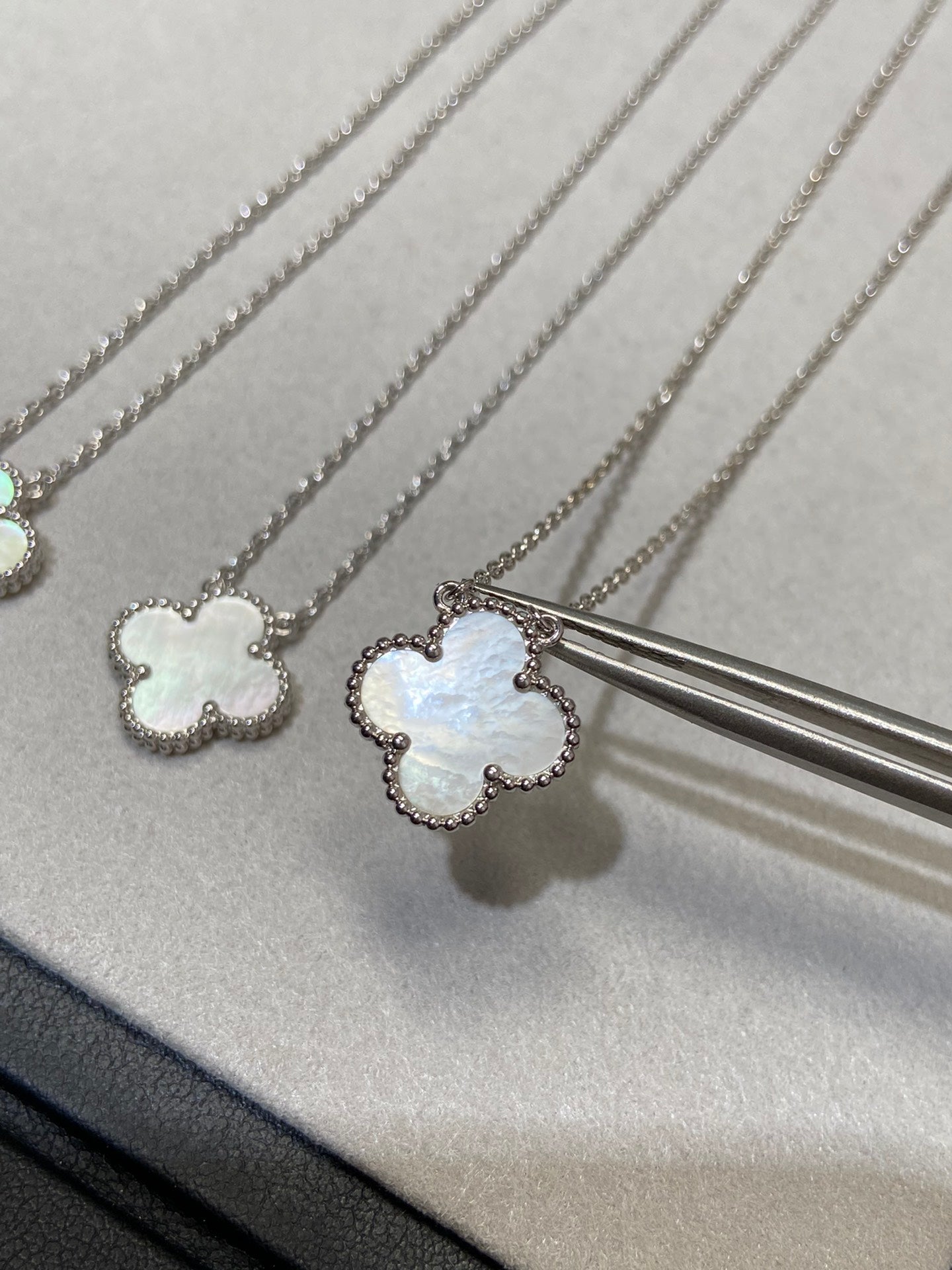 [GALE]CLOVER MEDIUM SILVER WHITE MOP NECKLACE