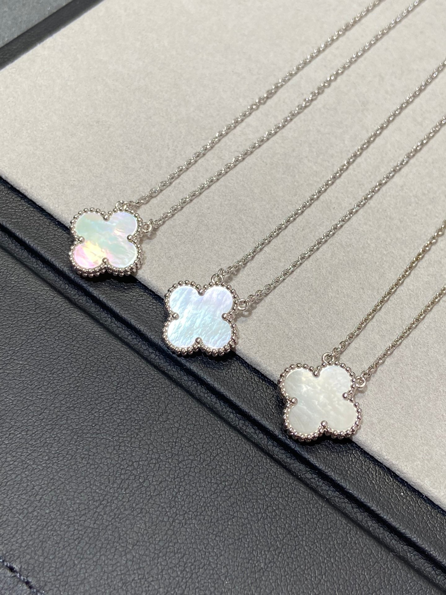 [GALE]CLOVER MEDIUM SILVER WHITE MOP NECKLACE