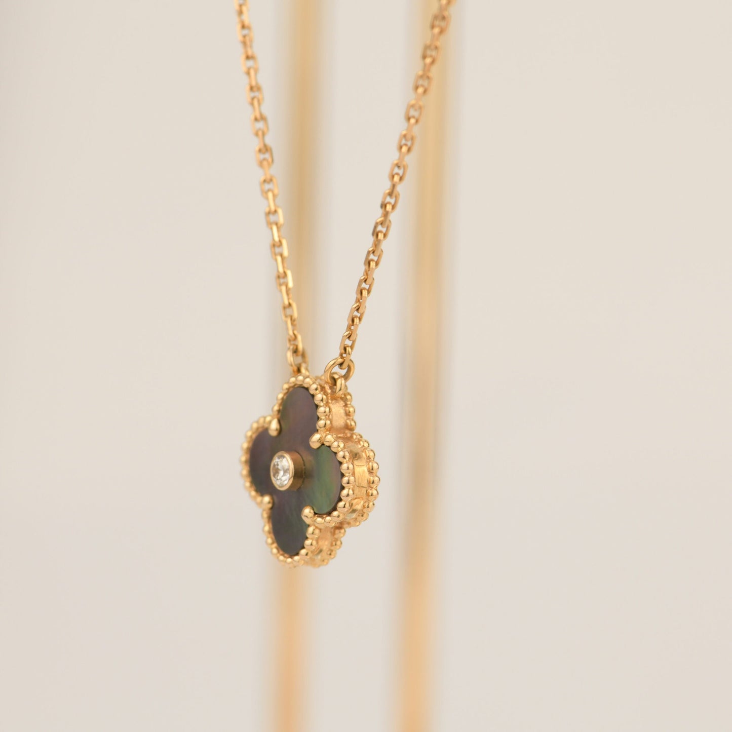 [GALE]CLOVER 15MM DIAMOND AND MOTHER-OF-GREY NECKLACE