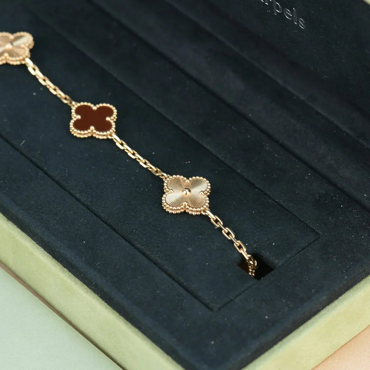 [GALE] CLOVER 5 MOTIF RED CORNELIAN BRACELET COLLECTION
