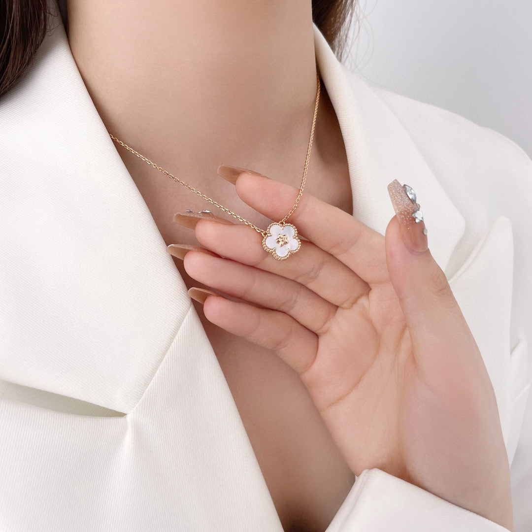 [GALE]LUCKY  WHITE MOP  PLUM BLOSSOM NECKLACE