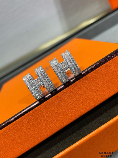 [GALE]H STUD EARRINGS WITH SILVER DIAMONDS