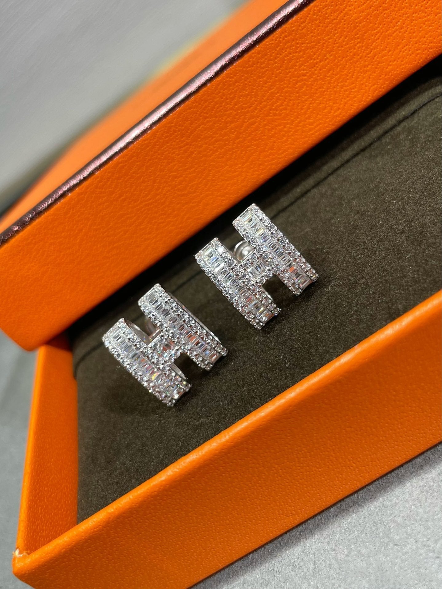 [GALE]H STUD EARRINGS WITH SILVER DIAMONDS