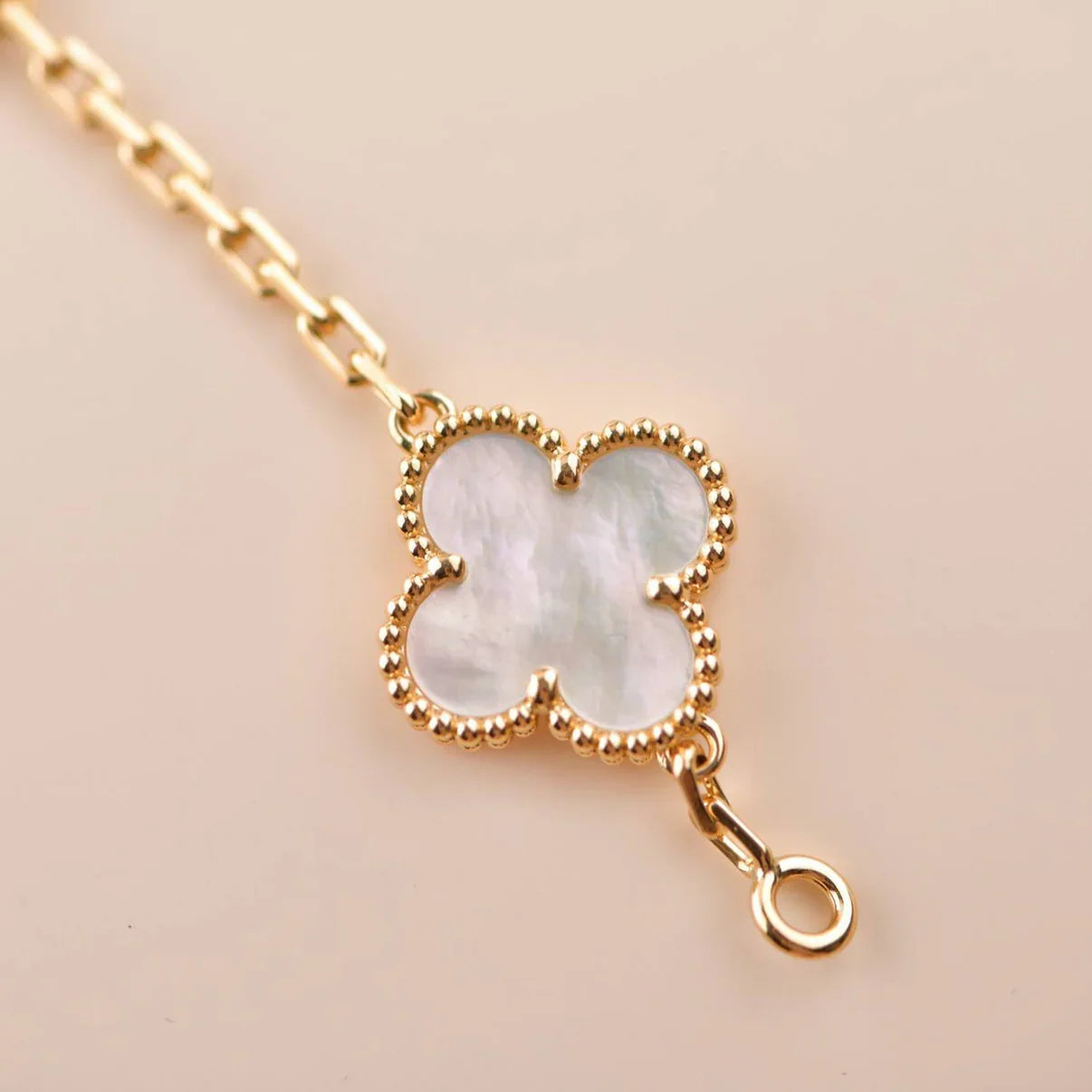 [GALE]CLOVER WHITE PEARL MOP 5 MOTIF BRACELET COLLECTION