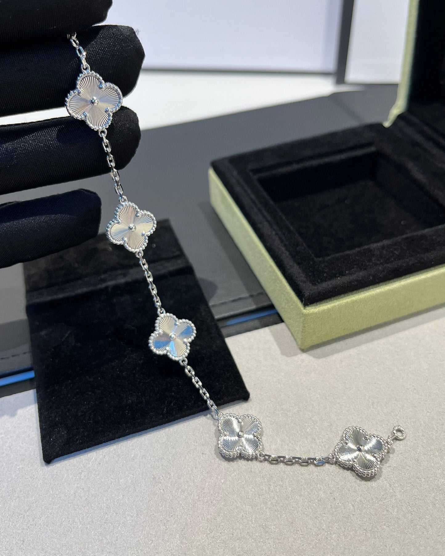 [GALE] CLOVER 5 MOTIF LASER BRACELET COLLECTION