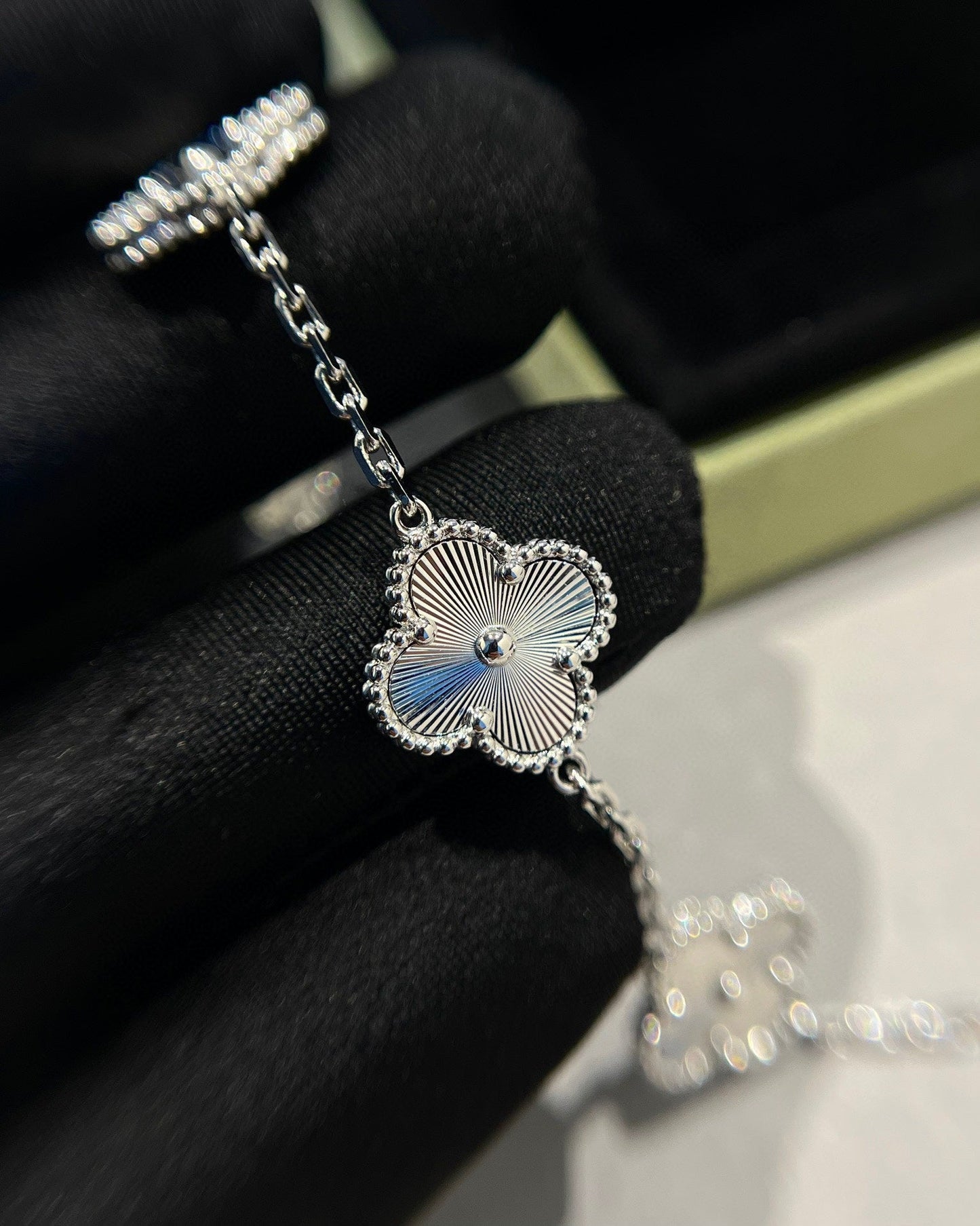 [GALE] CLOVER 5 MOTIF LASER BRACELET COLLECTION